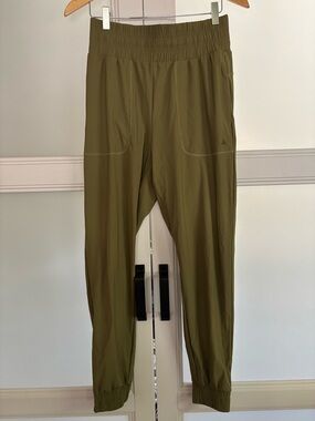 Women’s Vitality Green Jogger